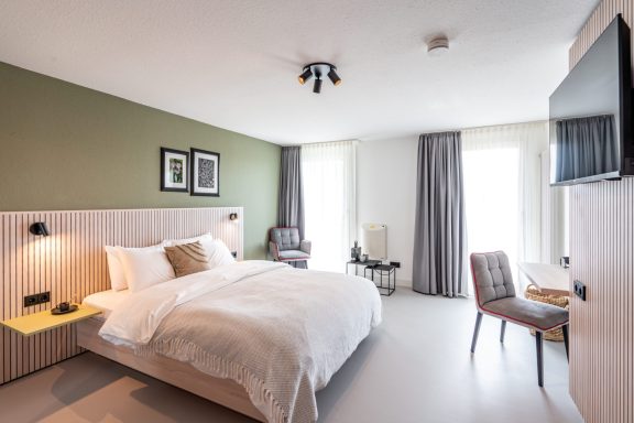 Großes, freundliches und geräumiges Retreat-Zimmer in der stuub. Alle Betten in King-Size