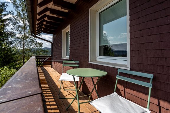 Zimmer mit eigenem Balkon mit Blick in den Schwarzwald bei Sonne