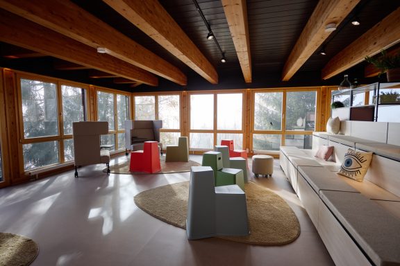 Der Yoga-Saal der stuub mit gemütlichem Ambiente, großen Fenstern und Blick in den Schwarzwald 